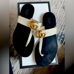 GUCCI Marmont Leather thong sandal with Double G.